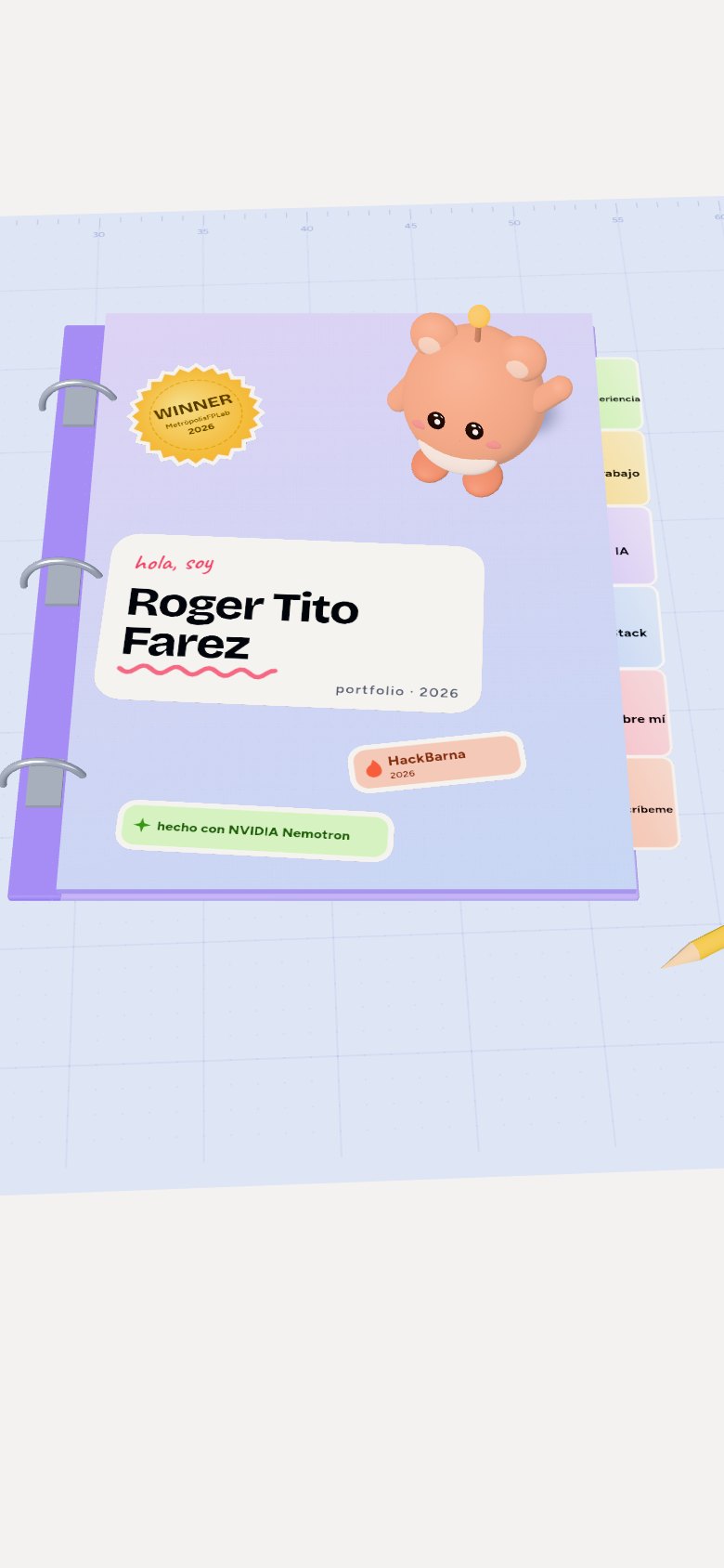 La carpeta de anillas de Roger sobre una alfombrilla de corte: pegatinas en la tapa, separadores de colores asomando por el lado y la mascota saludando desde arriba.